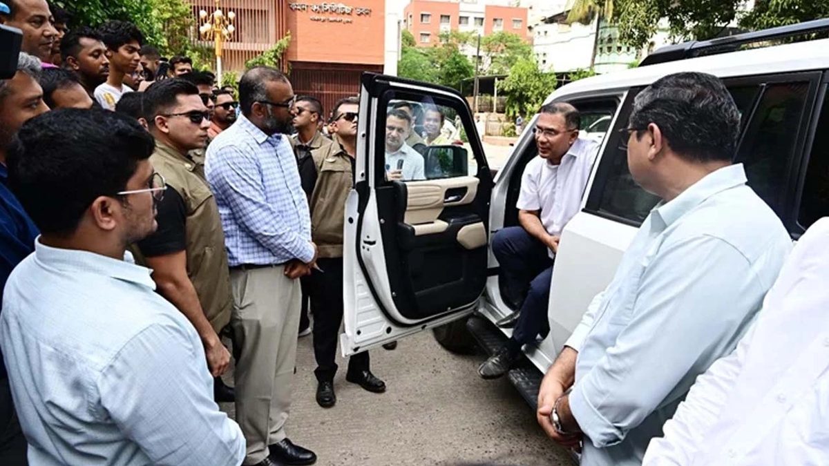 আজিমপুর সরকারি কোয়ার্টারের অপরিচ্ছন্নতায় ক্ষুব্ধ প্রধানমন্ত্রী