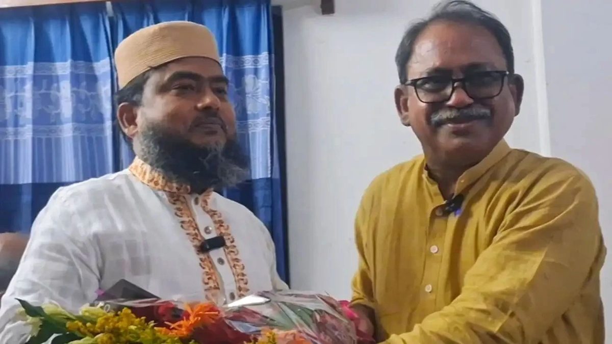 জয়ের পর ফুল নিয়ে জামায়াত প্রার্থীর বাসায় গেলেন মির্জা ফয়সল আমীন