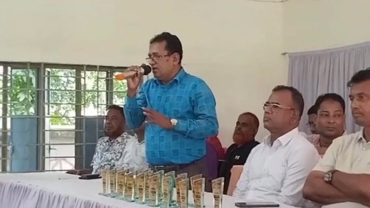 স্কুলে মুসলিম শিক্ষার্থীদের নামাজ বাধ্যতামূলক করতে গিয়ে বিপাকে হিন্দু শিক্ষক