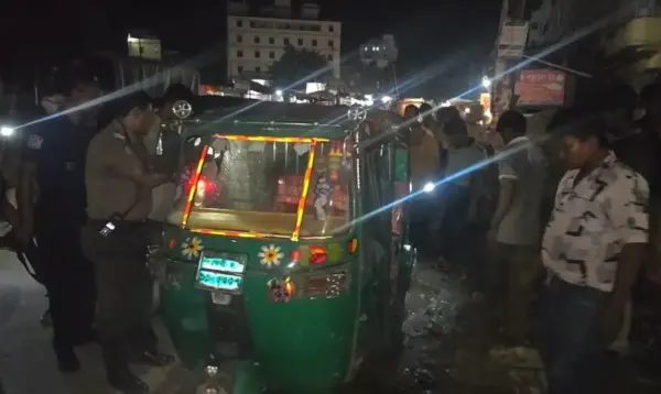 চলন্ত সিএনজিতে  হঠাৎ আগুন, নেভাতে গিয়ে মিলল ২৫ বোতল ভারতীয় মদ