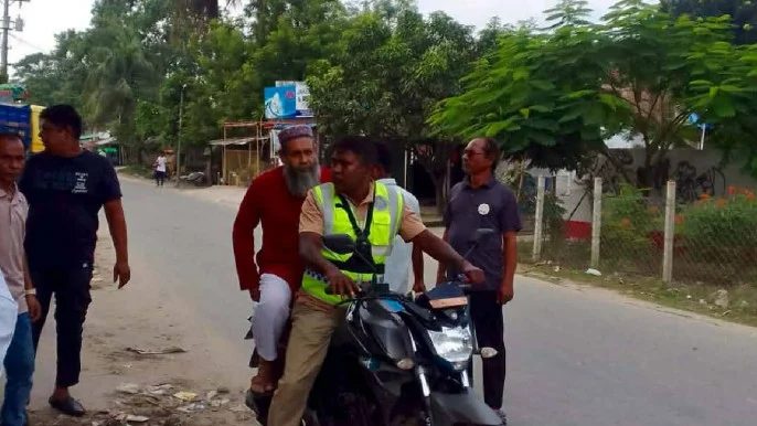 প্রধানমন্ত্রীর নির্দেশে কুষ্টিয়ার সেই শিক্ষককে বাড়ি পৌঁছে দিল পুলিশ