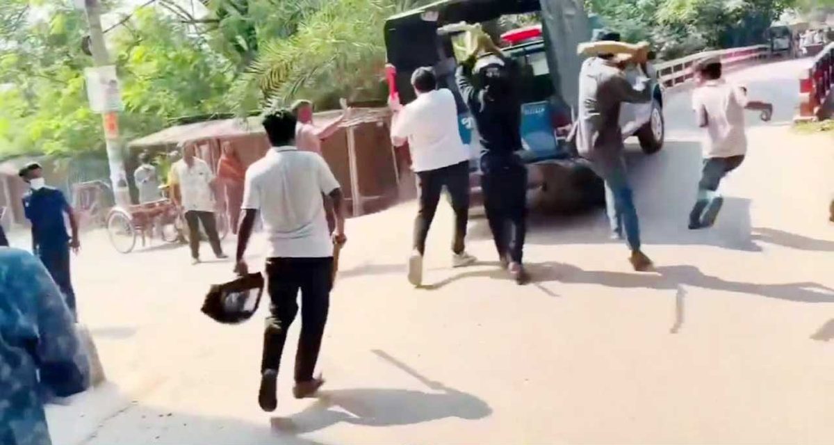 গোপালগঞ্জে নিষিদ্ধ ছাত্রলীগের মিছিল থেকে পুলিশের গাড়িতে হামলা