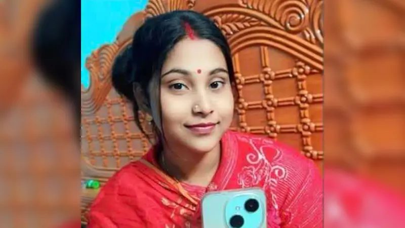 সিঁদুর খেলার সময় লুটিয়ে পড়লেন মাটিতে, হাসপাতালে নেয়ার আগেই নববধূর মৃত্যু