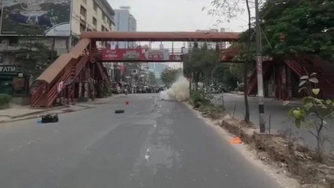 রাজধানীর কলাবাগান বাস স্ট্যান্ড এলাকায় ককটেল বিস্ফোরণ,আটক ৪